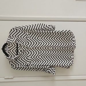 Express, Medium, Black & White